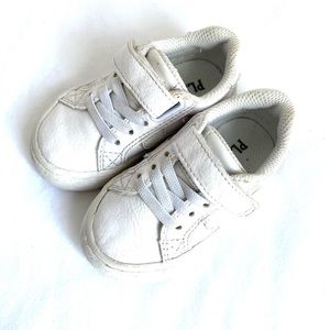 THE CHILDREN’S PLACE Unisex -Child and Toddler Uniform Low Top Sneakers Size 5